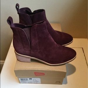 Clarks PHENIA CRESENT bootie in wine.